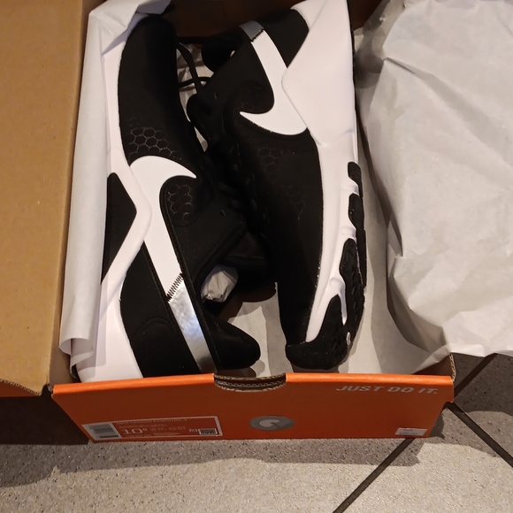 Nike legend essentials 2 BNIB - Picture 2 of 3